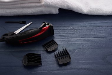 Saç kesme makinesi ve makas Kuaför salonu bulunan ahşap tabl