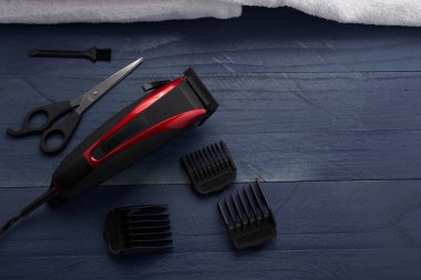 Saç kesme makinesi ve makas Kuaför salonu bulunan ahşap tabl