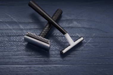 karanlık bir arka plan üzerinde bıçak