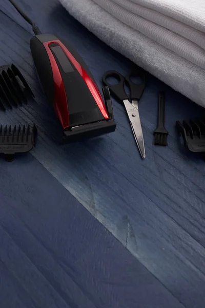 Maszynka do strzyżenia włosów i nożyczek salon fryzjerski na drewniane tabl — Zdjęcie stockowe