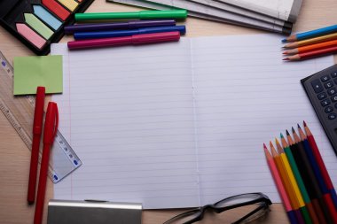 Fırçalar, renkli kalemler ve diğer araçlar