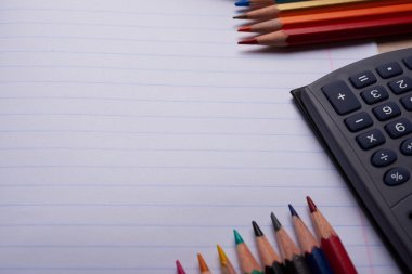 Fırçalar, renkli kalemler ve diğer araçlar