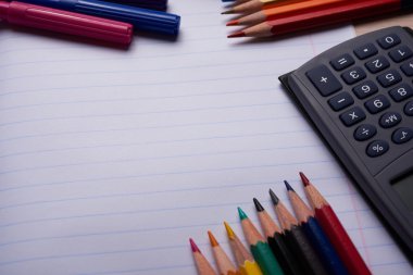 Fırçalar, renkli kalemler ve diğer araçlar