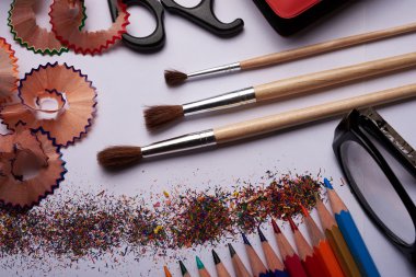 Fırçalar, renkli kalemler ve diğer araçlar