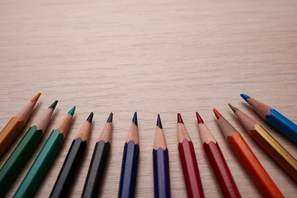 Lápices de colores en una mesa — Foto de Stock