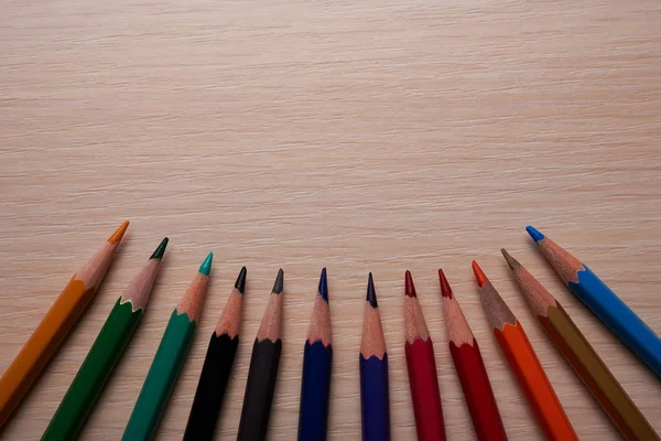 Lápices de colores en una mesa — Foto de Stock