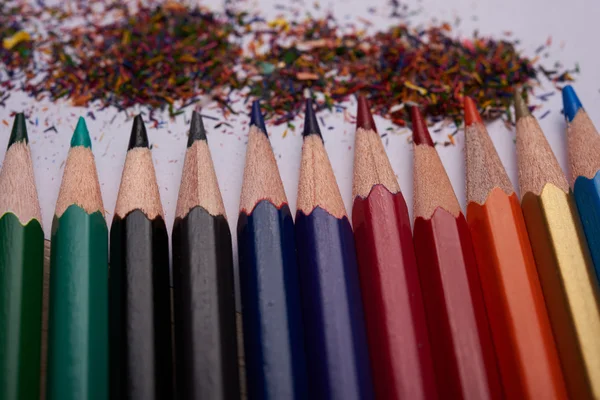 Lápices de colores y virutas en un blanco — Foto de Stock