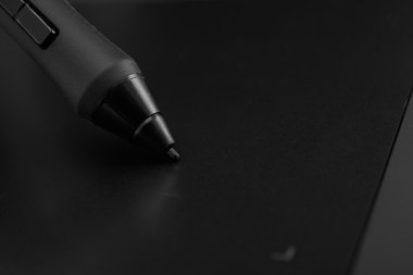 siyah tanıtıcıdan gelen profesyonel grafik tablet