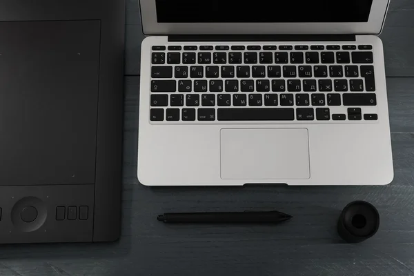 Manico nero, tablet grafico professionale e laptop — Foto Stock