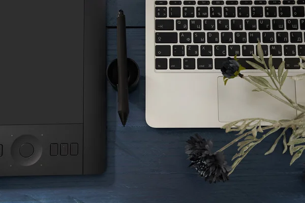 Tablet grafica professionale manico nero, notebook e fiore t — Foto Stock