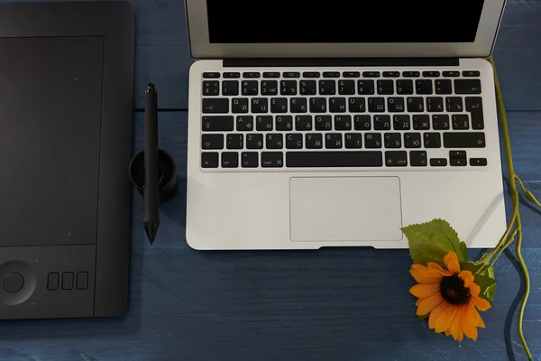 Tablet grafica professionale manico nero, notebook e fiore — Foto Stock