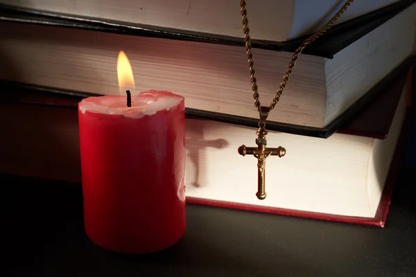 Croce, candele e libri — Foto Stock