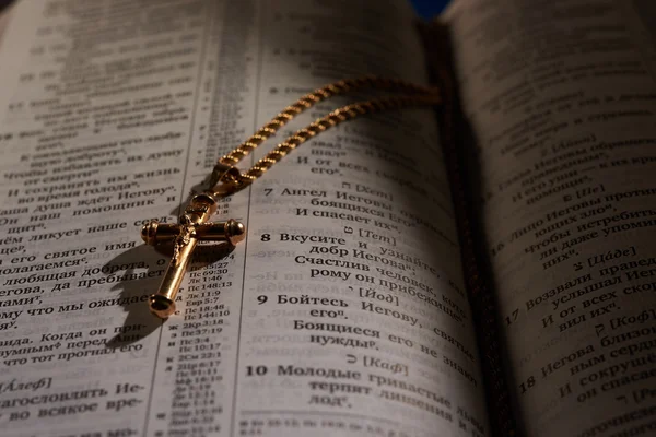 Хрест на ланцюжку в Біблії — стокове фото