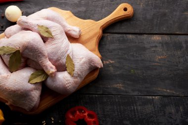 bir tablo üzerinde taze tavuk eti