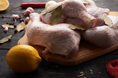 bir tablo üzerinde taze tavuk eti