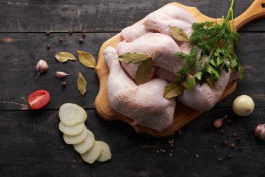 bir tablo üzerinde taze tavuk eti