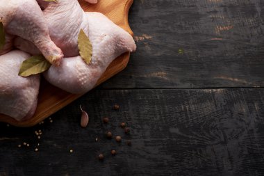 bir tablo üzerinde taze tavuk eti