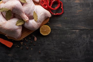 Tavuk eti, baharat ve sebze yemek