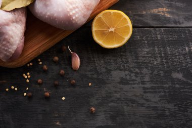 Tavuk eti, baharat ve sebze yemek