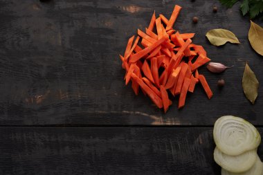 havuç, soğan ve çeşniler