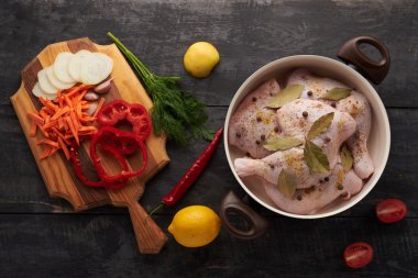 Tavuk eti, baharat ve sebze yemek