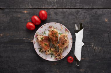 Tabakta kızarmış tavuk parçaları.