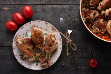 Tabakta kızarmış tavuk parçaları.