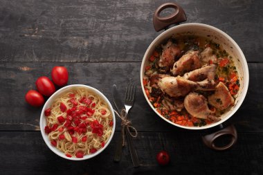 sebze ve makarna üzerine güçlü bir kızarmış tavuk parçaları