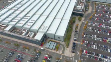 Wolverhampton, İngiltere - 10 Ekim 2025: Jaguar Land Rover (JLR) motor fabrikasının İngiltere 'de Wolverhampton yakınlarındaki logo üzerinde yoğunlaşan dış görünümü