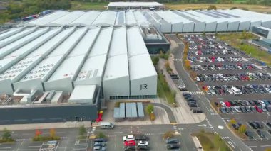 Wolverhampton, İngiltere - 10 Ekim 2025: Jaguar Land Rover Motor Santrali 'nin yakın yörünge manevrası İngiltere' de Wolverhampton yakınlarındaki logo üzerinde yoğunlaşıyor