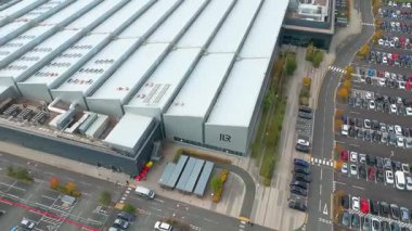 Wolverhampton, İngiltere - 10 Ekim 2025: Birleşik Krallık 'ta Wolverhampton yakınlarındaki Jaguar Land Rover (JLR) için motor fabrikasının dış yükselen görüntüsü