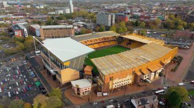 Wolverhampton, İngiltere - 29 Ekim 2025: Molineux, Wolverhampton Wanderers Stadyumu 'nun insansız hava aracı yörüngesinde Billy Wright Stand ile Wolverhampton, İngiltere