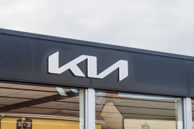 Burntwood, Staffordshire, İngiltere - 28 Ocak 2026: Birleşik Krallık 'ta bir galeride KIA Motors' un dış bina tabelası