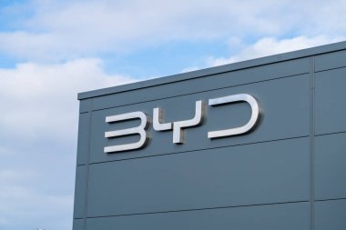 Tamworth, Staffordshire, İngiltere - 28 Ocak 2026: İngiltere 'de bir Çin elektrikli araba bayii olan BYD' nin spor binası tabelası