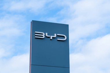 Tamworth, Staffordshire, İngiltere - 28 Ocak 2026: BYD 'nin dış tabelaları, Birleşik Krallık' taki bir bayilikte Çinli elektrikli araba şirketi.