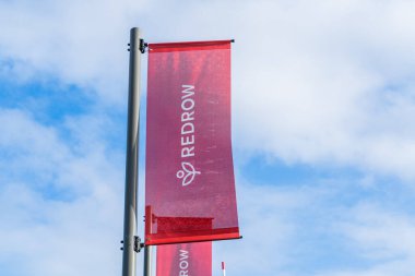 Tamworth, Staffordshire, İngiltere - 28 Ocak 2026: İngiliz ev inşaatçısı, Redrow Homes Tamworth, İngiltere 'deki bir ofisin önünde.