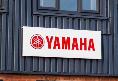 Tamworth, Staffordshire, İngiltere - 28 Ocak 2026: Yamaha 'nın dış bina tabelası, İngiltere' de bir motosiklet galerisinde