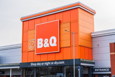 Burton, Staffordshire, İngiltere - 17 Şubat 2026: İngiltere merkezli DIY mağazasının dış tabelaları, B ve Q Trent 'teki Burton' da bir dükkanda