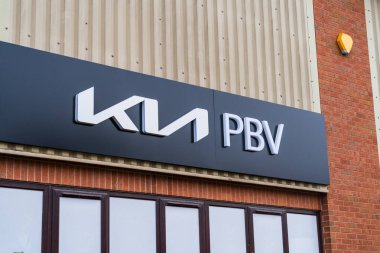 Burton, Staffordshire, İngiltere - 17 Şubat 2026: Electric Van bayiliği Kia PBV 'nin dış tabelaları