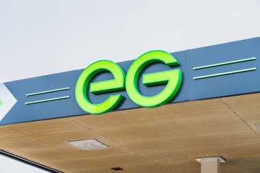 Burton, Staffordshire, İngiltere - 17 Şubat 2026: Burton Upon Trent 'te bir ön avlunun üstündeki EG On The Move şirketinin dış tabelaları