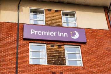 Burton, Staffordshire, İngiltere - 17 Şubat 2026: İngiltere merkezli otel zinciri, Burton Upon, İngiltere 'de Premier Inn' in dış tabelaları