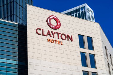 Birmingham, İngiltere - 14 Şubat 2026: Clayton Hotel 'in dış tabelaları, Dalata Hotel Group' a ait İngiltere ve İrlanda merkezli bir zincir