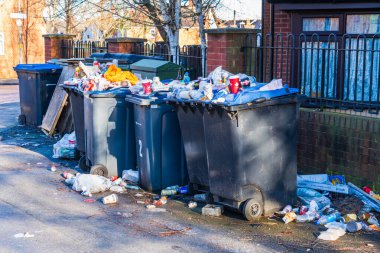 Birmingham, İngiltere - 14 Şubat 2026: Birmingham 'da grevler yüzünden çöp bidonları yığıldı