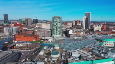 Birmingham, İngiltere - 14 Şubat 2026: Birmingham Şehir Merkezi 'nin Boğa Ringinin üzerindeki binalarının insansız hava aracı görüntüleri ve Rotunda binasına doğru ilerliyor.