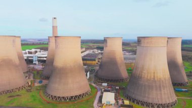 Bir kömür santralinin soğutma kulelerinin yakın çekim görüntüsü şu anda Nottinghamshire, Soar 'daki Radcliffe' de kullanımdan kaldırıldı.