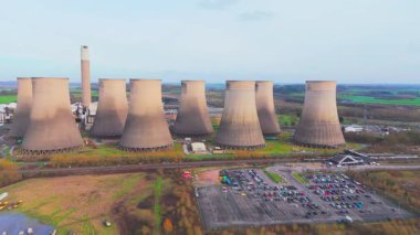 İnsansız hava aracı Nottinghamshire, İngiltere 'deki Radcliffe' de elektrik üretmek için kullanılan büyük eski moda soğutma kulelerine doğru hareket ediyor.