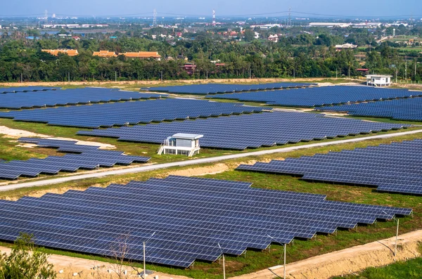 Granja solar, paneles solares desde el aire — Foto de Stock