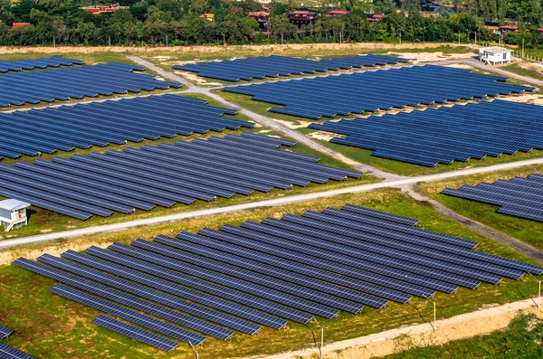 Granja solar, paneles solares desde el aire — Foto de Stock