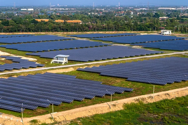 Сонячна ферма, сонячні панелі з повітря — стокове фото