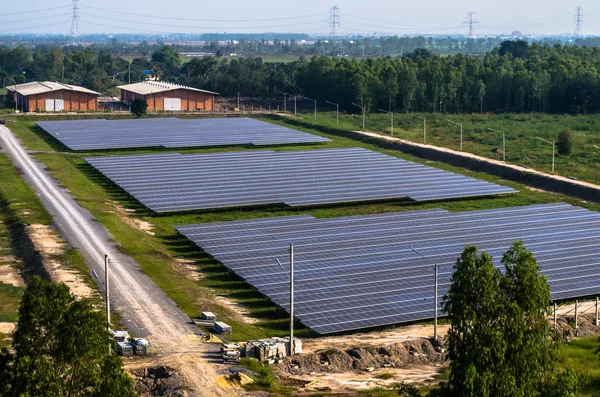 Granja solar, paneles solares desde el aire — Foto de Stock